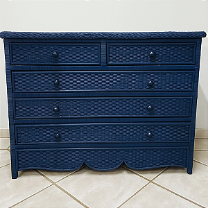 Cômoda colorida em junco natural