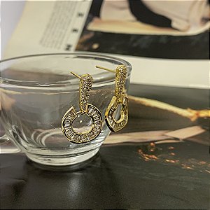 Brinco Cravejado com Microzirconias e Círculo Vazado Ondulado Folheado a Ouro