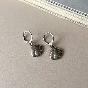 Argola Articulada com Pingente de Concha em Aço Inox