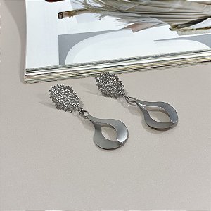 Brinco Gota Geométrica Vazada Fosca em Aço Inox