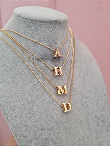 Colar dourado personalizado com letra