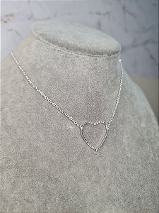 Colar choker de coração vazado banhado a prata
