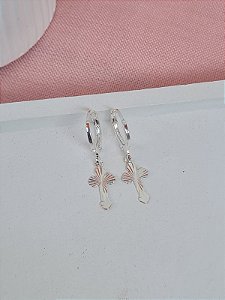 Argola Click Cruz Texturizada Prata