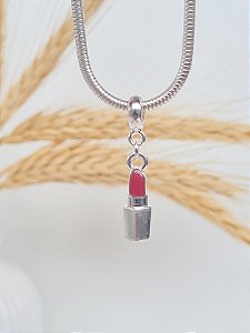 Berloque de batom com detalhe esmaltado banhado a prata