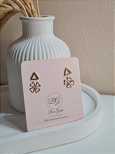 Cartela com brinco de triângulo e de trevo dourados