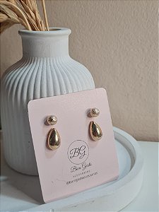 Cartela com brinco de bolinha texturizada e gotinha banhados no dourado