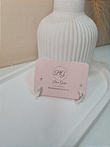 Cartela com brinco de bolinha e argolinha banhados no prata