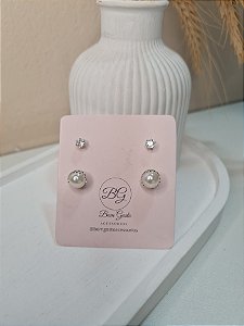 Cartela com brinco de ponto de luz de zircônia e de pérolas banhados a prata