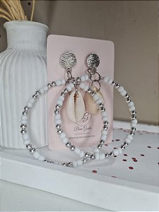 Argola de miçanga branca com prateada e buzios