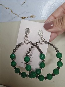 Argola com miçangas verde escuras