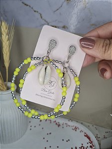 Argola de miçangas amarelas e buzios