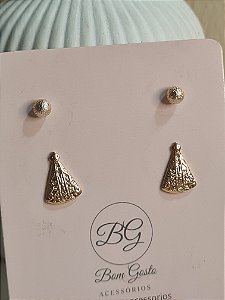 Cartela com brinco de bolinha texturizada e de Nossa Senhora dourados