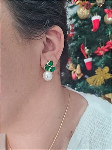 Brinco pérola com pedras verde