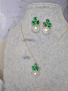 Cola de pérola e pedras verde