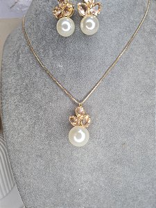 Colar de pérola e pedras morganita