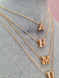 Colar na corrente veneziana com uma letra