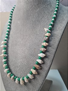 Colar verde e branco com conchas
