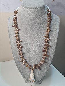 Colar marrom com cristais e concha