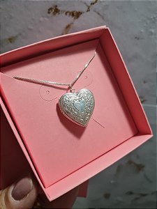 Relicário coração trabalhado banhado a prata com caixinha