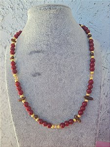 Colar com miçangas marrom e douradas