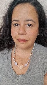 Colar nude com branco