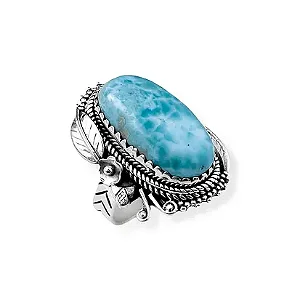 ANEL DE PEDRA LARIMAR EM FORMATO DE GOTA COM DETALHES DE CORDA , FOLHAS E ARABESCOS EM VOLTA DA PEDRA EM PRATA 925