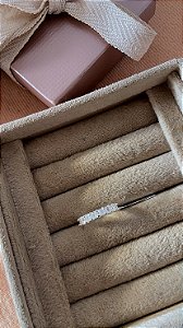 ANEL EM PRATA925 - APARADOR MEIO ARO CRAVEJADO COM ZIRCÔNIA CRISTAL