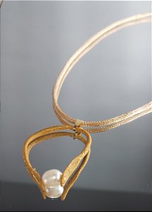 Pingente Dourado e Pérola
