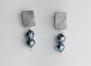 Brinco Pedra Vulcanica base quadrada prateada