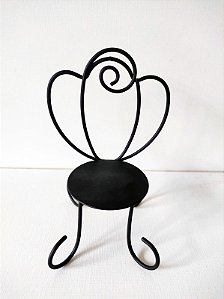 Cadeira em metal para bruxinha ou duende