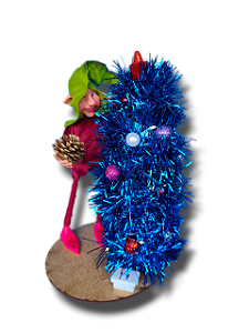 Duende natalino com árvore e pisca