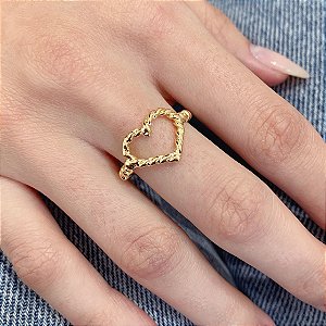 Anel Torcido c/ Coração Vazado - Banho a Ouro 18k