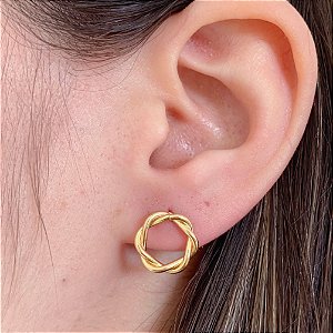 Brinco Circulo Torcido Vazado 1,1cm - Banho de Ouro 18k