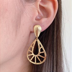 Brinco Gota Grande Vazada Escovada - Banho de Ouro 18k