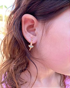 Brinco Infantil Bailarina Pendurada Resina Colorido - Banho de Ouro 18k