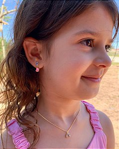 Brinco Infantil Florzinha + Borboleta Pendurada Resina Colorida - Banho de Ouro 18k