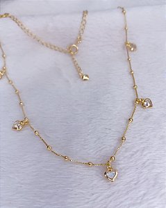 Colar Chocker Bolinha 1x1 c/ 5 Corações Zirconia 40cm - Banho de Ouro 18k