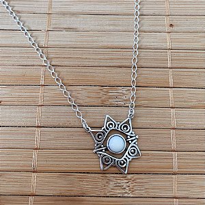 Colar de Prata Pingente Rustico Resina Branca