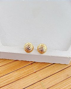Brinco Meia Esfera Trabalhada - Banho de Ouro 18k