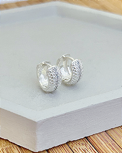 Brinco Argola Click Meio Cravejado 1,3cm - Prata 925