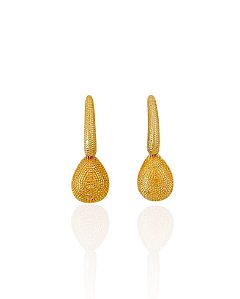 Brinco Pino com Pingente de Gota Trabalhado - Banho de Ouro 18k