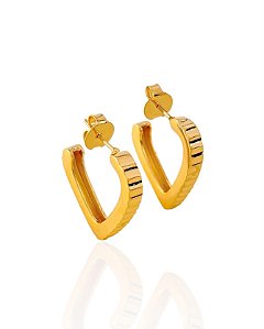 Brinco Argola V Fio Quadrado com Detalhe em Alto Relevo - Banho de Ouro 18k
