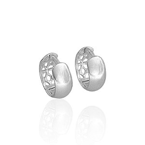 Brinco Argola Abaulada com Flores Vazadas 1,1cm - Prata 925