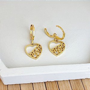 Brinco Argolinha com Pingente Coração Vazado e Círculos - Banho de Ouro 18k