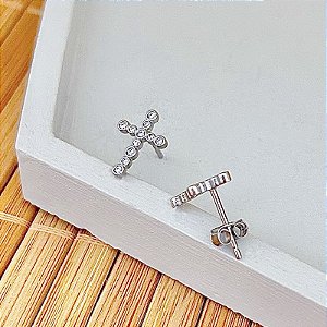 Brinco Cruz Cravejada c/ Banho de Ródio 0,9cm x 1,2cm - Prata 925