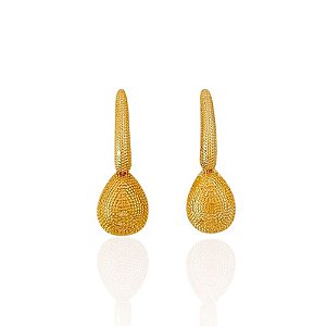 Brinco Pino com Pingente de Gota Trabalhado - Banho de Ouro 18k