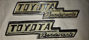 Toyota Bandeirantes Par de Emblemas externo originais usado