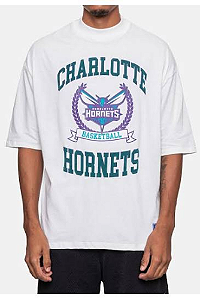 Camiseta NBA Oversized Armorial Charlotte Hornets Off White