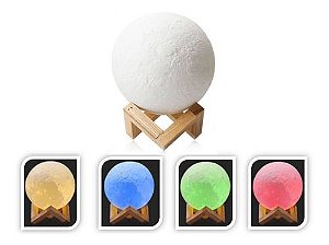 Luminária Lua Cheia Usb 3d 15 Cm 4 Cores Suporte De Madeira