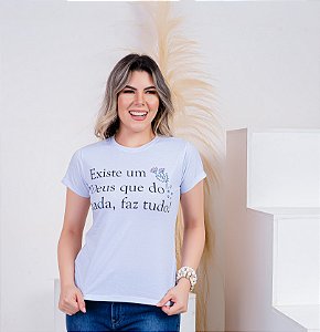 Camiseta Baby Look Básica Soft - Existe um Deus que do Nada faz Tudo